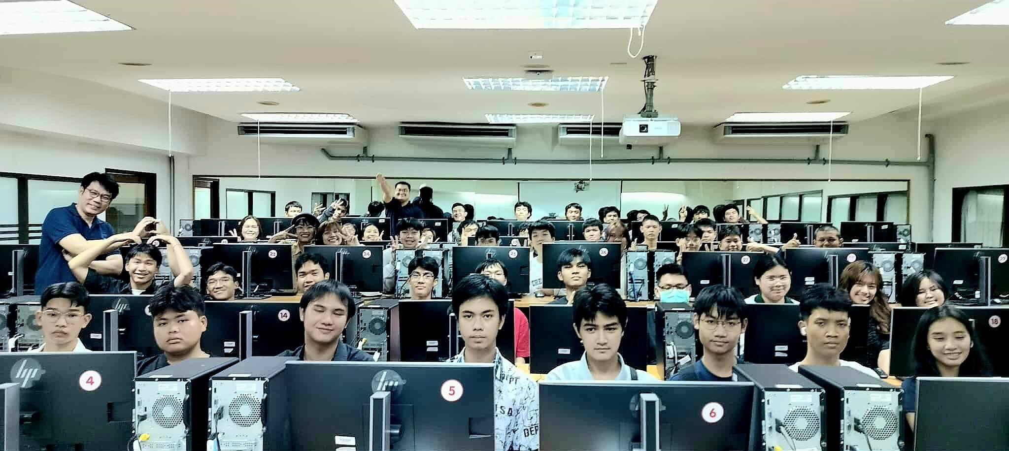 ภาพบรรยากาศค่าย &#8220;Machine Learning&#8221; ในวันที่ 9 พฤษภาคม 2568 ณ ห้องปฏิบัติการคอมพิวเตอร์ 15201B อาคารหอประชุม ชั้น 2