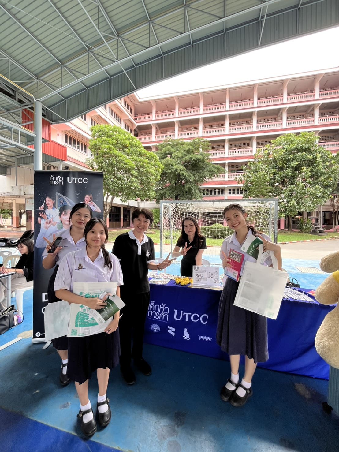 การให้คำแนะนำในการศึกษาต่อมหาวิทยาลัย ณ โรงเรียนกาญจนาภิเษกวิทยาลัย นครปฐม (พระตำหนักสวนกุหลาบมัธยม) โดยคณาจารย์และพี่ๆ UTCC