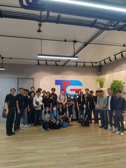 ทีมอาจารย์ CS พาเด็กกลุ่มวิชา Data Science มาบุกบ้านบริษัท Thai Smile Bus เพื่อดูงานทางด้าน Data Analytics และ Data Visualization บอกเลยว่าเปิดโลกมาก